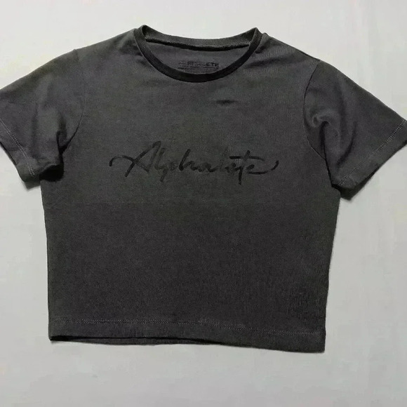 Alphalete Short sleeve Crop shirt.  Ladies size xs. NWT - Picture 1 of 6